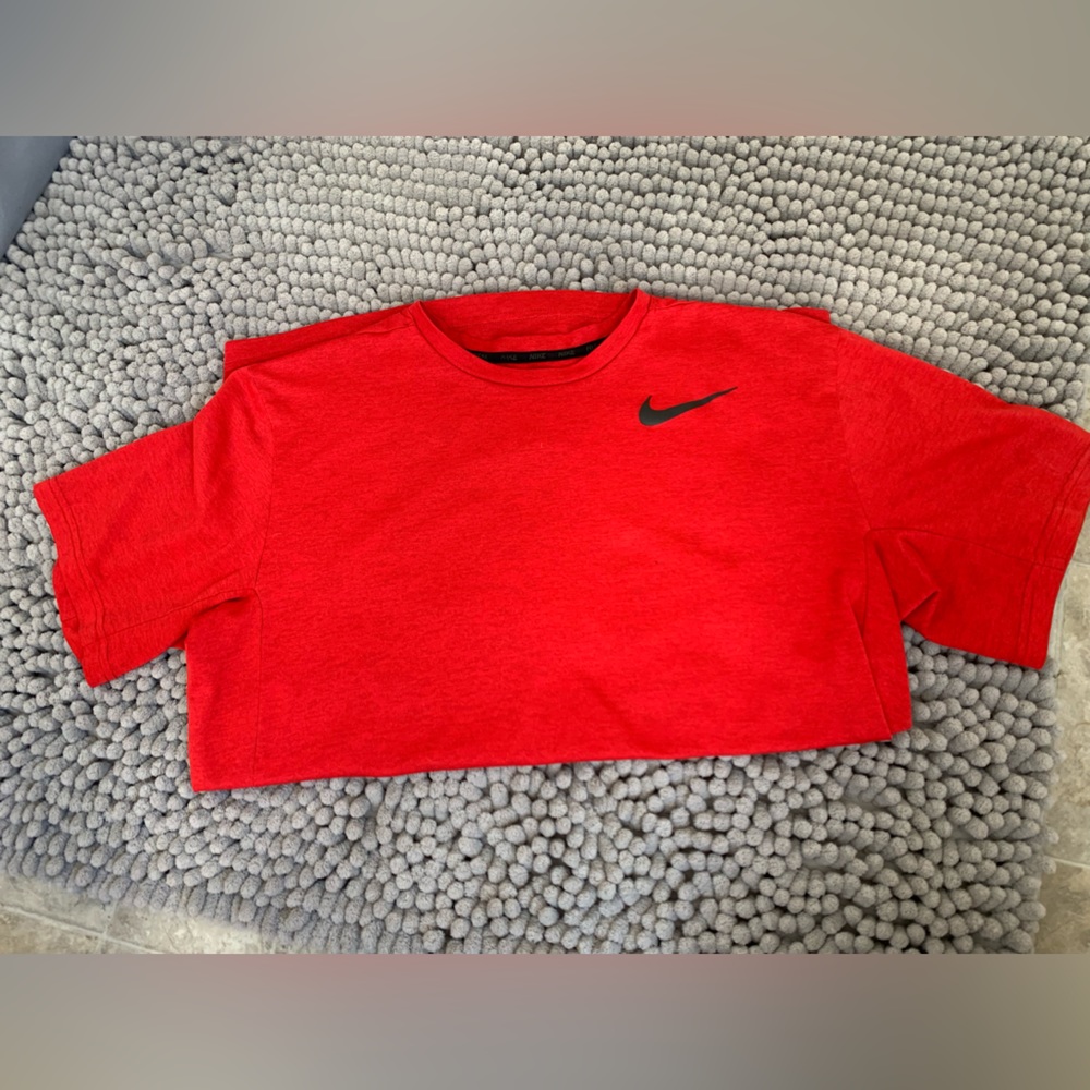 Men’s Nike dri fit t shirt basically brand new in red heather size medium